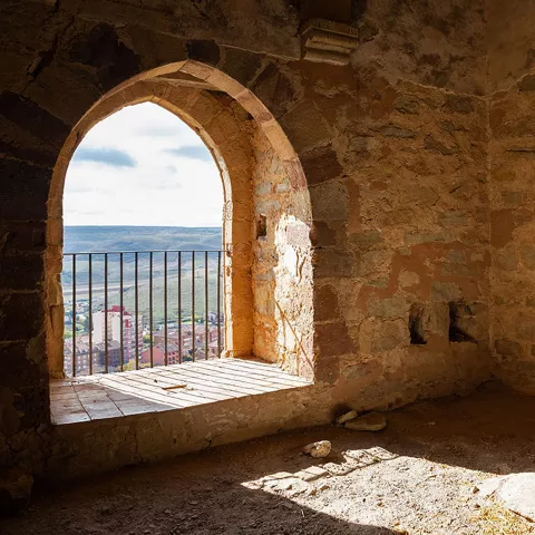 Vista interior con muros y escaleras