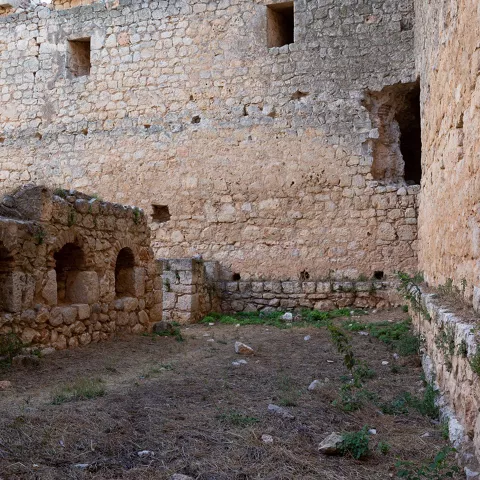 Patio interior de castillo medieval