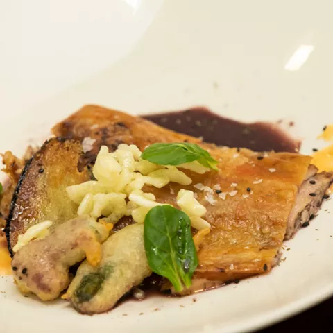 Plato de carne con verduras y salsa