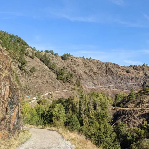 Valle montañoso con carretera en ladera