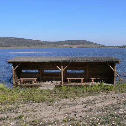 Refugio de observación junto a una laguna