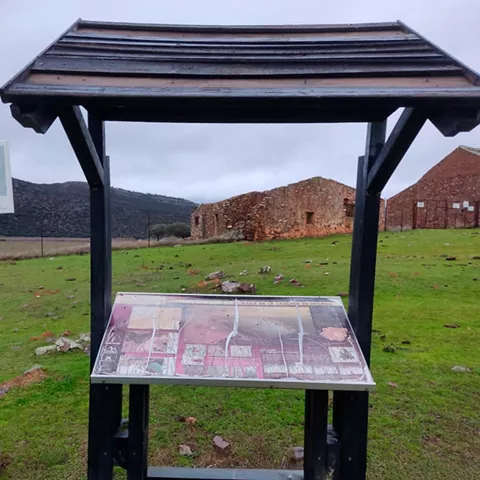 Punto informativo junto a restos rurales tradicionales.