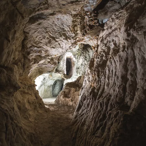 Pasillo natural excavado en roca dentro de cueva