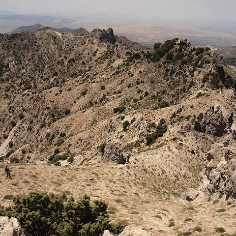 Crestas rocosas y paisaje montañoso árido con vegetación dispersa