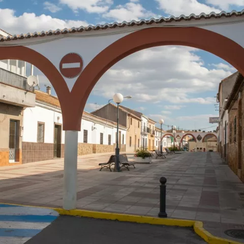 Plaza con arcos tradicionales en Los Pozuelos de Calatrava (Ciudad Real), espacio urbano característico del Campo de Calatrava.