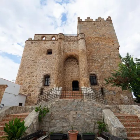Fachada de castillo de piedra con escalinata