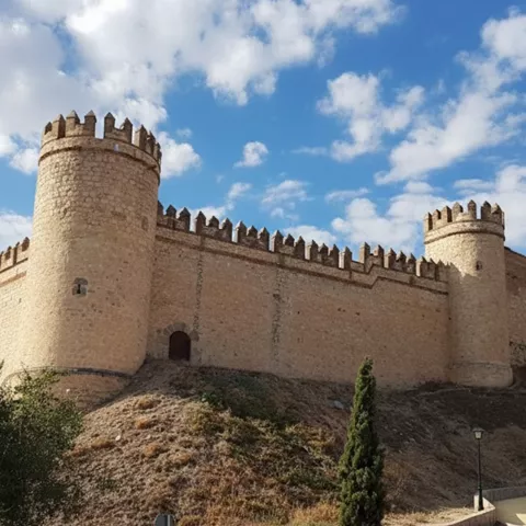 Fortaleza vista desde paisaje rural