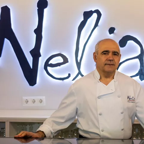 Chef posando frente a mostrador iluminado