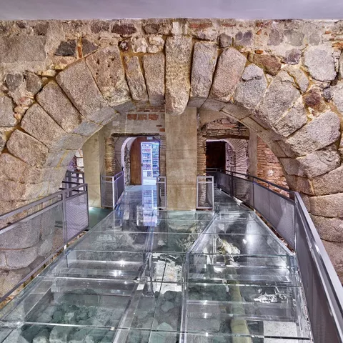 Pasarela sobre restos arqueológicos interiores