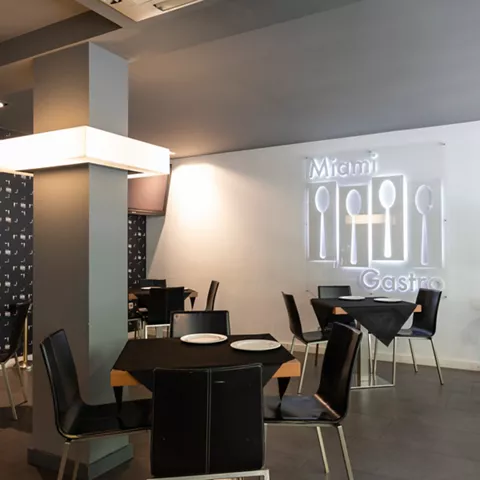 Sala contemporánea con mesas y sillas negras