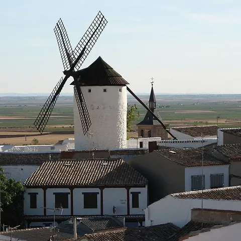 Molino de viento entre casas tradicionales