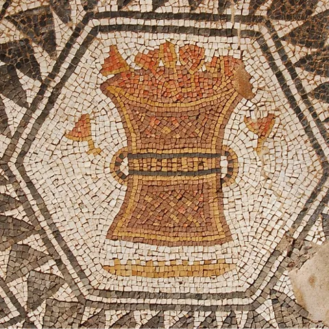 Detalle de mosaico geométrico con motivo central.