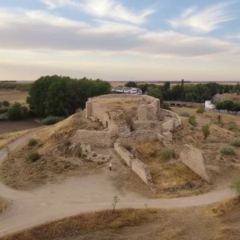 Restos de fortaleza sobre un cerro rodeado de caminos