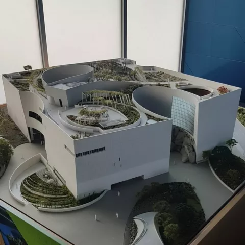 Modelo arquitectónico contemporáneo con patios curvos.