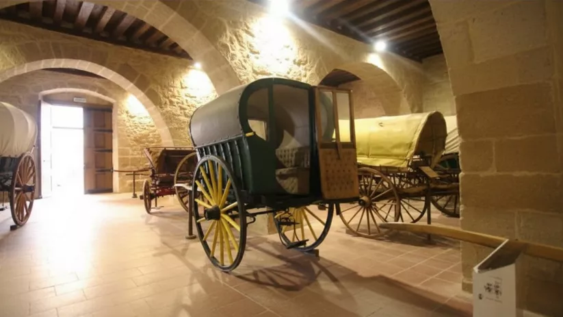 Carruaje antiguo en sala museística