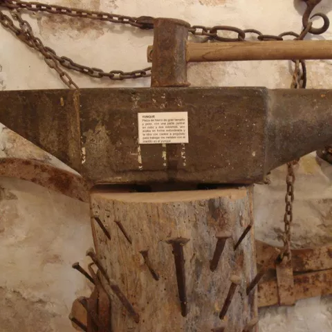 Yunque y herramientas de herrero tradicional.