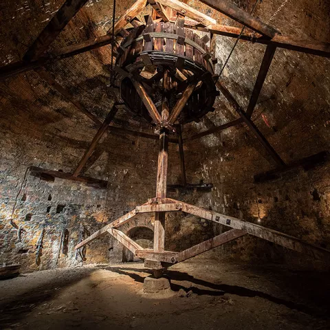 Mecanismo antiguo de madera en galería subterránea