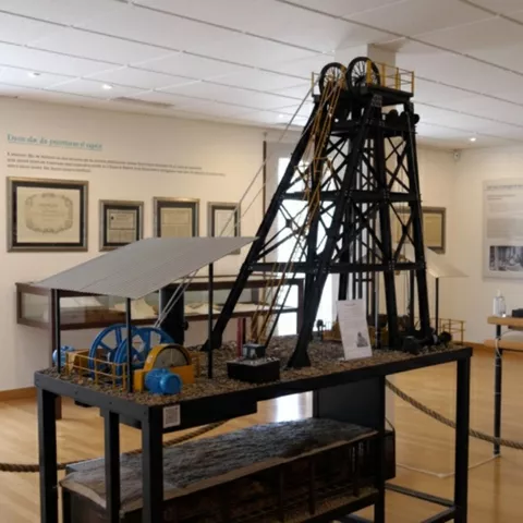 Maqueta industrial en sala museística.