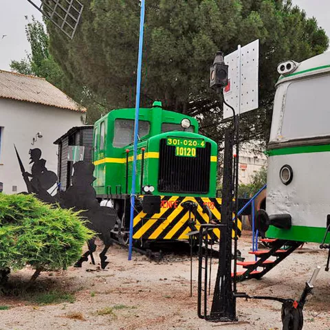 Conjunto de locomotoras y vagones ferroviarios históricos.