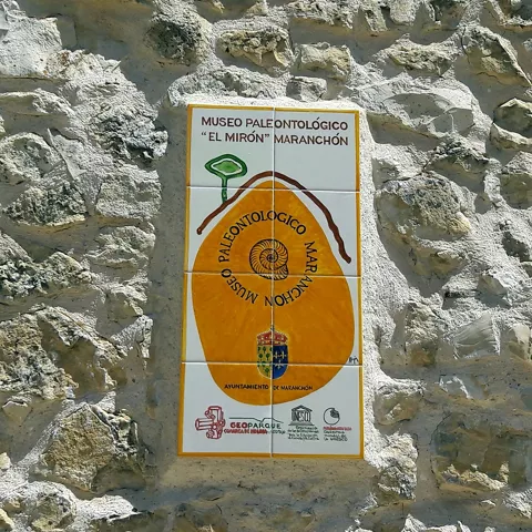 Panel cerámico de museo paleontológico.