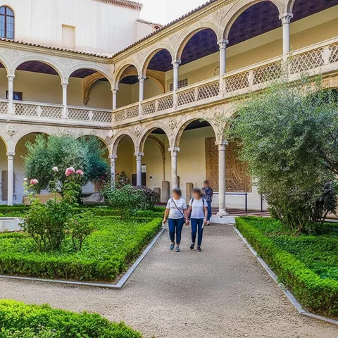 Patio con galerías porticadas y jardín geométrico cuidado.