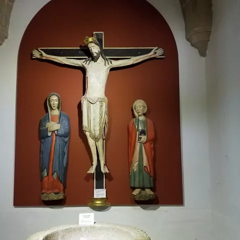 Esculturas policromadas junto a pila de piedra