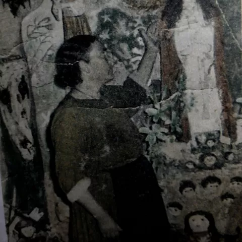 Retrato en blanco y negro frente a mural de figuras religiosas