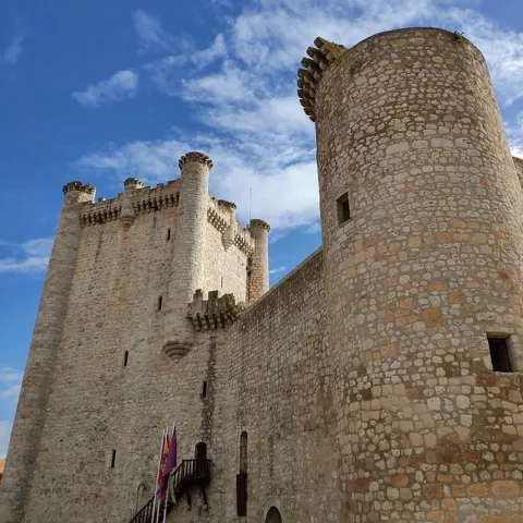 Torres de piedra bajo cielo azul.