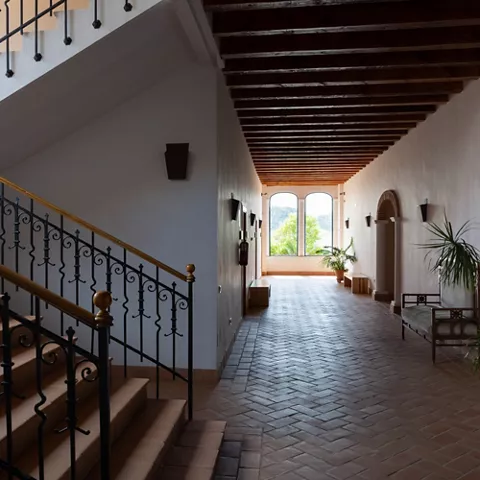 Escalera interior con pasillo abovedado y luz natural