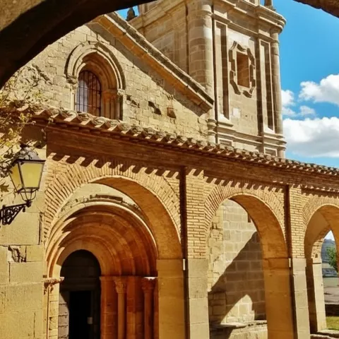 Galería porticada de piedra junto a templo histórico