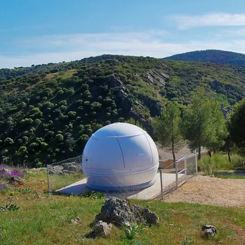 Observatorio astronómico en entorno natural al aire libre.