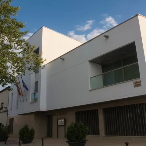 Edificio municipal moderno de líneas rectas y color claro