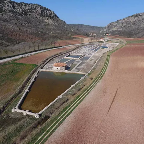 Vista panorámica de un conjunto de balsas y campos en un paisaje de valle.