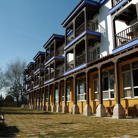 Edificio con galerías y columnas exteriores