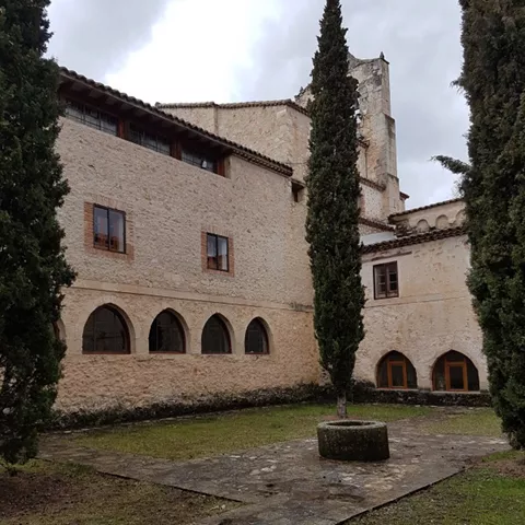 Claustro y patio interior de monasterio.