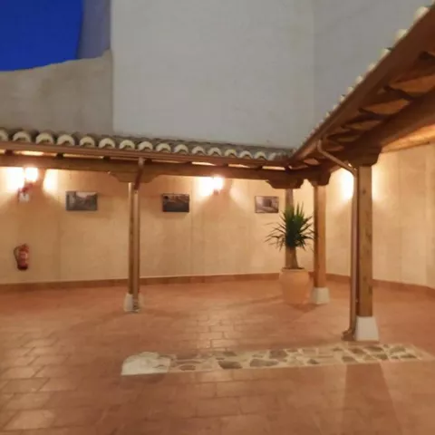 Patio interior con galerías porticadas y suelo de barro cocido