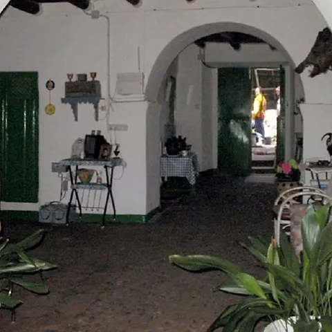 Zaguán interior con arcos y decoración tradicional