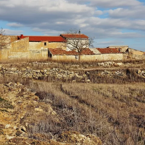 Antiguas edificaciones rurales entre campos secos