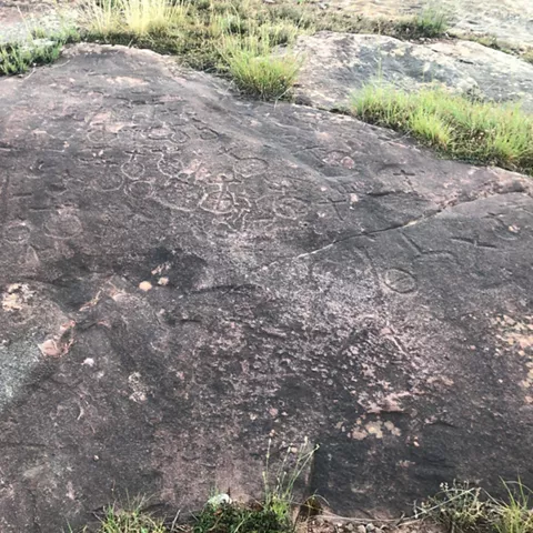 Petroglifos grabados en roca antigua