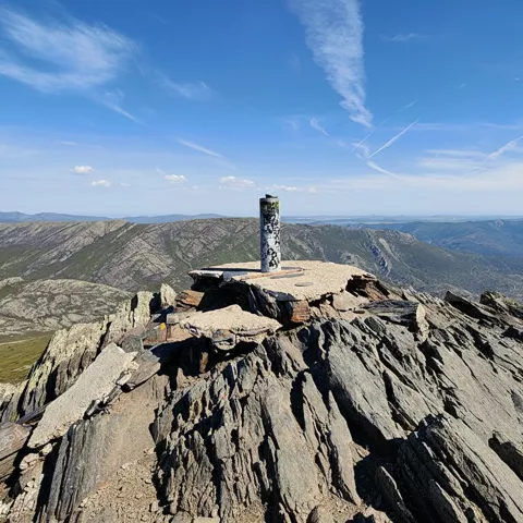 Cumbre de montaña con vértice geodésico.