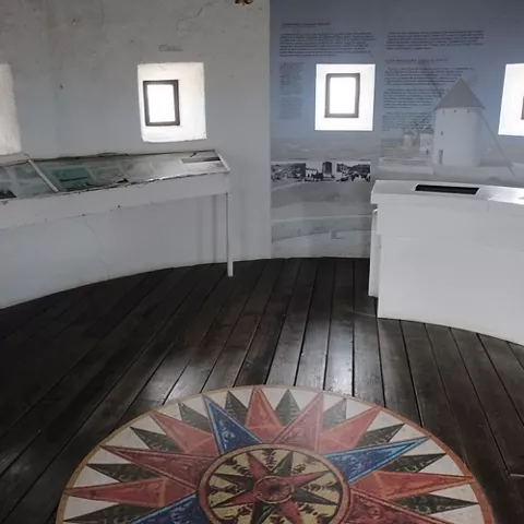 Interior circular de un molino con paneles informativos.