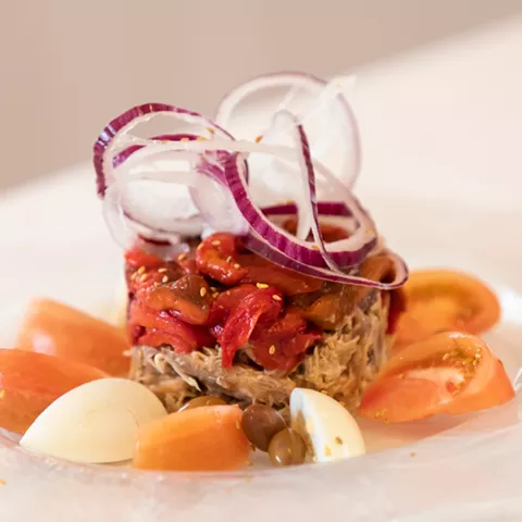 Ensalada templada con tomate, huevo y cebolla morada