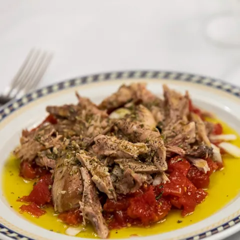 Plato de carne con tomate y aceite de oliva