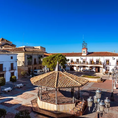 Plaza Mayor de Villarrubia de Santiago con quiosco central.