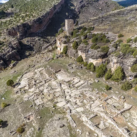 Vista aérea de asentamiento junto a acantilado