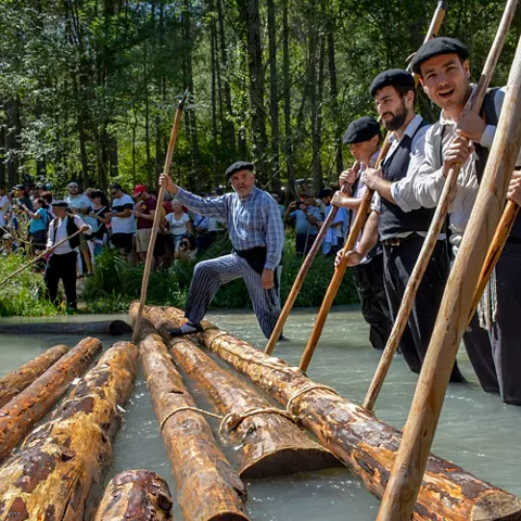 Tradición fluvial con troncos y ganchos.