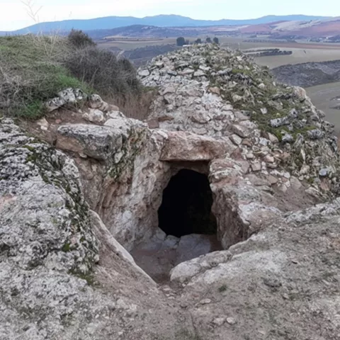Acceso excavado en la roca en lo alto de un cerro.