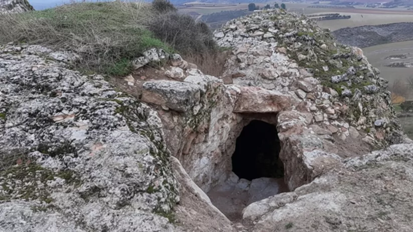 Acceso excavado en la roca en lo alto de un cerro.