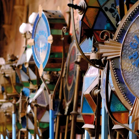 Detalle de faroles policromados con vidrieras.