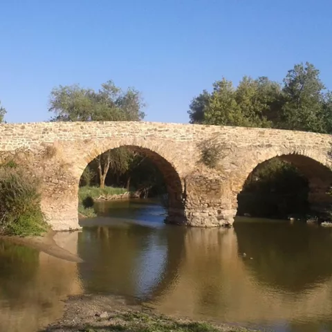 Puente de piedra sobre un río tranquilo